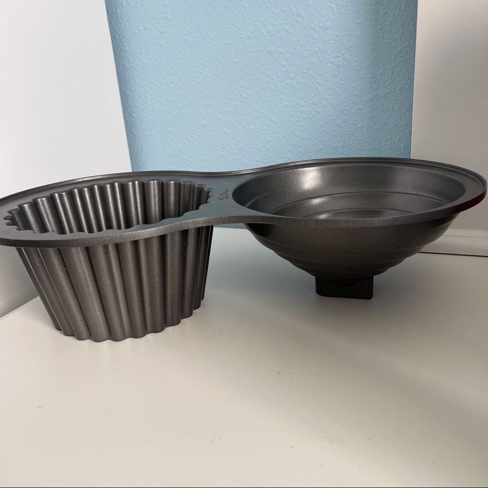 Wilton Giant Cupcake Cake Pan - Picture 4 of 11